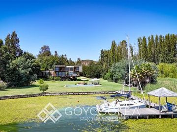 Casa en Venta en Moderna Orilla Lago El Estero