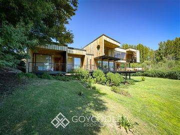 Casa en Venta en Moderna Orilla Lago El Estero