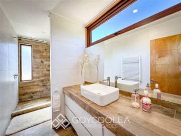 Casa en Venta en Moderna Orilla Lago El Estero