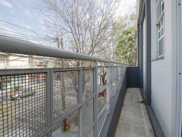 PH en  Venta 2 Ambientes al frente con balcón.  Lanus reciclado a nuevo
