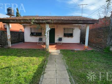 Venta casa de 3 ambientes con jardín en  Ezpeleta