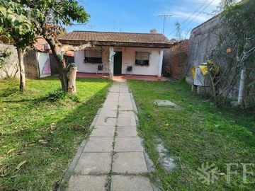 Venta casa de 3 ambientes con jardín en  Ezpeleta