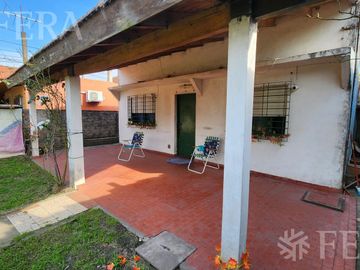 Venta casa de 3 ambientes con jardín en  Ezpeleta