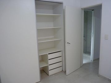 Vende dos ambientes con patio en Parque Patricios, CABA.