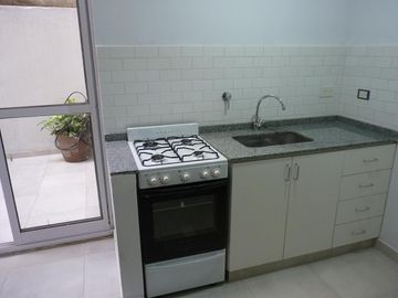 Vende dos ambientes con patio en Parque Patricios, CABA.