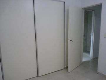Vende dos ambientes con patio en Parque Patricios, CABA.