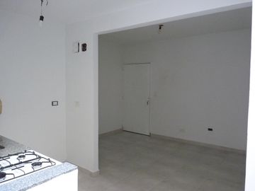 Vende dos ambientes con patio en Parque Patricios, CABA.