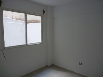 Vende dos ambientes con patio en Parque Patricios, CABA.