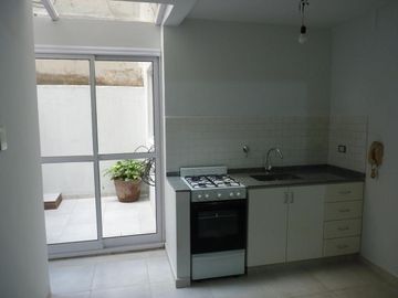Vende dos ambientes con patio en Parque Patricios, CABA.
