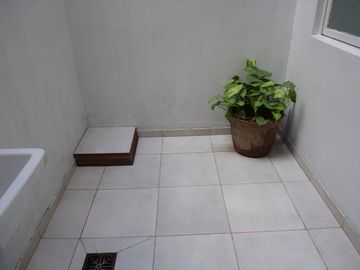 Vende dos ambientes con patio en Parque Patricios, CABA.