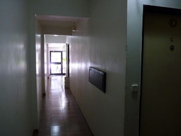 Vende dos ambientes con patio en Parque Patricios, CABA.