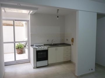 Vende dos ambientes con patio en Parque Patricios, CABA.