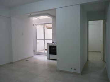 Vende dos ambientes con patio en Parque Patricios, CABA.