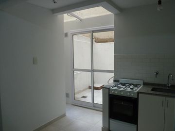 Vende dos ambientes con patio en Parque Patricios, CABA.