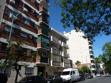 Vende dos ambientes con patio en Parque Patricios, CABA.