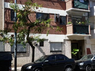 Vende dos ambientes con patio en Parque Patricios, CABA.