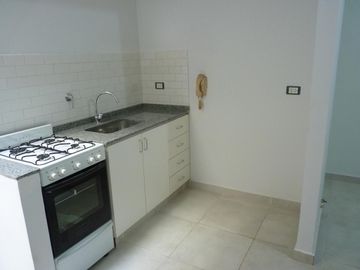 Vende dos ambientes con patio en Parque Patricios, CABA.