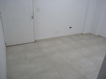 Vende dos ambientes con patio en Parque Patricios, CABA.