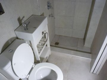 Vende dos ambientes con patio en Parque Patricios, CABA.
