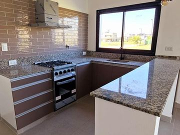 Hermosa casa de 3 dormitorios a estrenar en Country Viento Sur, El Manantial