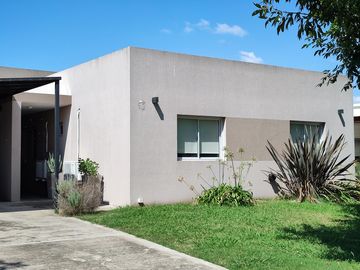 Casa en Venta en San Eduardo, Pilar del Este