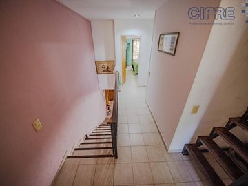 Triplex en Coghlan de 4 ambientes con cochera y jardin
