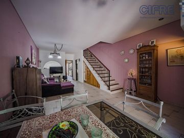 Triplex en Coghlan de 4 ambientes con cochera y jardin