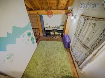 Triplex en Coghlan de 4 ambientes con cochera y jardin