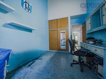 Triplex en Coghlan de 4 ambientes con cochera y jardin