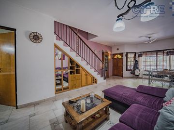Triplex en Coghlan de 4 ambientes con cochera y jardin