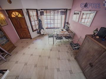 Triplex en Coghlan de 4 ambientes con cochera y jardin