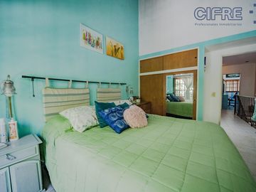Triplex en Coghlan de 4 ambientes con cochera y jardin