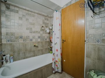 Triplex en Coghlan de 4 ambientes con cochera y jardin