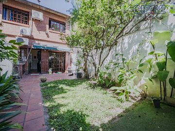 Triplex en Coghlan de 4 ambientes con cochera y jardin