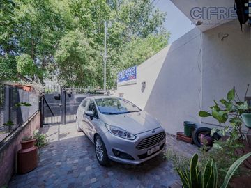 Triplex en Coghlan de 4 ambientes con cochera y jardin