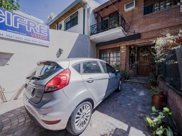 Triplex en Coghlan de 4 ambientes con cochera y jardin