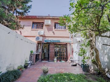 Triplex en Coghlan de 4 ambientes con cochera y jardin