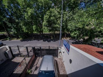 Triplex en Coghlan de 4 ambientes con cochera y jardin