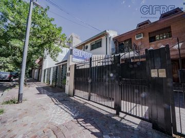 Triplex en Coghlan de 4 ambientes con cochera y jardin
