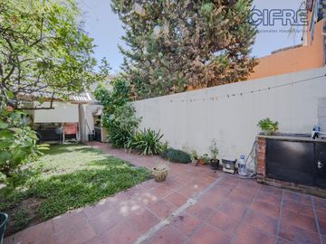 Triplex en Coghlan de 4 ambientes con cochera y jardin