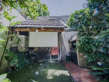 Triplex en Coghlan de 4 ambientes con cochera y jardin