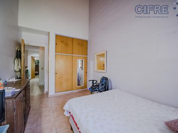 Triplex en Coghlan de 4 ambientes con cochera y jardin