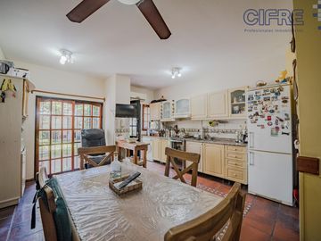 Triplex en Coghlan de 4 ambientes con cochera y jardin