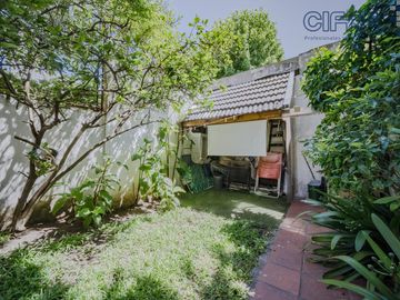 Triplex en Coghlan de 4 ambientes con cochera y jardin