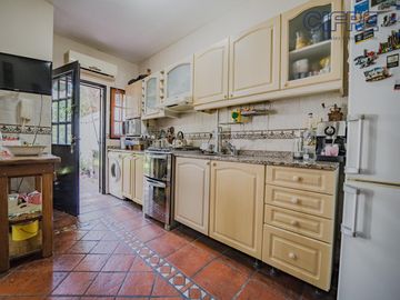 Triplex en Coghlan de 4 ambientes con cochera y jardin