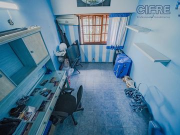 Triplex en Coghlan de 4 ambientes con cochera y jardin