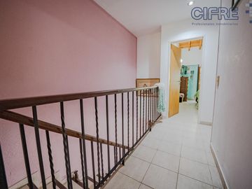 Triplex en Coghlan de 4 ambientes con cochera y jardin