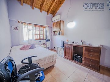 Triplex en Coghlan de 4 ambientes con cochera y jardin