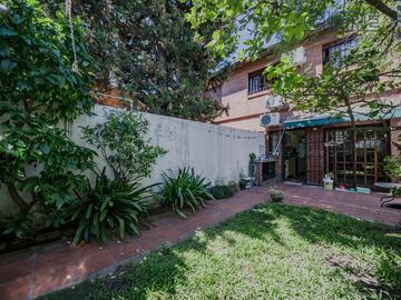 Triplex en Coghlan de 4 ambientes con cochera y jardin