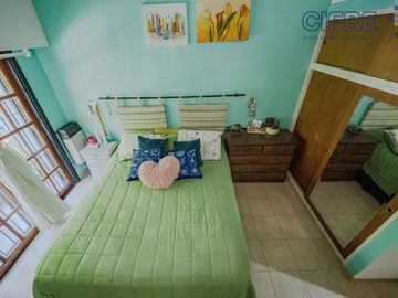 Triplex en Coghlan de 4 ambientes con cochera y jardin